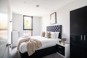 3 habitaciones, tabla de planchar con plancha, wifi y ropa de cama 