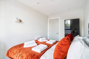 3 habitaciones, tabla de planchar con plancha, wifi y ropa de cama 