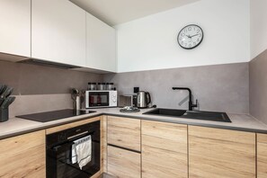 Geladeira, micro-ondas, fogão, cooktop