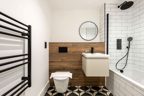 Douche, séchoir à cheveux, serviettes fournies, shampooing