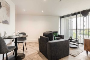 TV, offices - Modern 1 Bedroom Apartment in Central Sheffield (Sheffield)