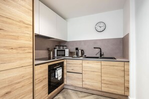 Frigorifero, microonde, forno, piano cottura