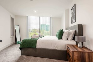 1 bedroom, desk, iron/ironing board, WiFi - Modern 1 Bedroom Apartment in Central Sheffield (Sheffield)