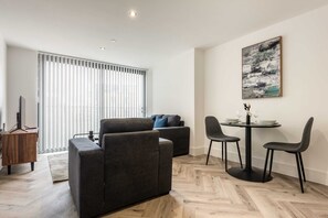 TV, offices - Lovely 1 Bedroom Apartment in Central Sheffield (Sheffield)