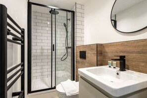 Douche, sèche-cheveux, serviettes fournies, shampoing