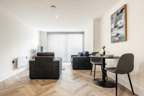 TV, offices - Lovely 1 Bedroom Apartment in Central Sheffield (Sheffield)