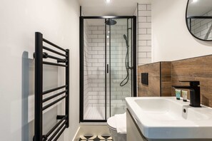 Shower, hair dryer, towels, shampoo - Lovely 1 Bedroom Apartment in Central Sheffield (Sheffield)
