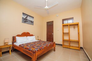 3 habitaciones, escritorio, tabla de planchar con plancha y wifi gratis