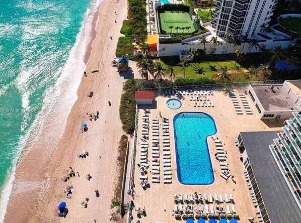 Een buitenzwembad en een verwarmd zwembad