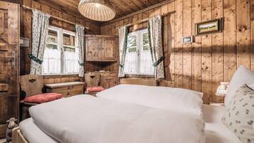 Cottage Deluxe, quang cảnh núi | 4 phòng ngủ, chăn bông, nệm Select Comfort, phòng cách âm