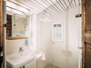 Casa de campo Deluxe, vista a la montaña | Baño | Tina y regadera independientes, pantuflas, toallas 