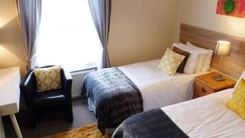 House | 3 bedrooms, desk