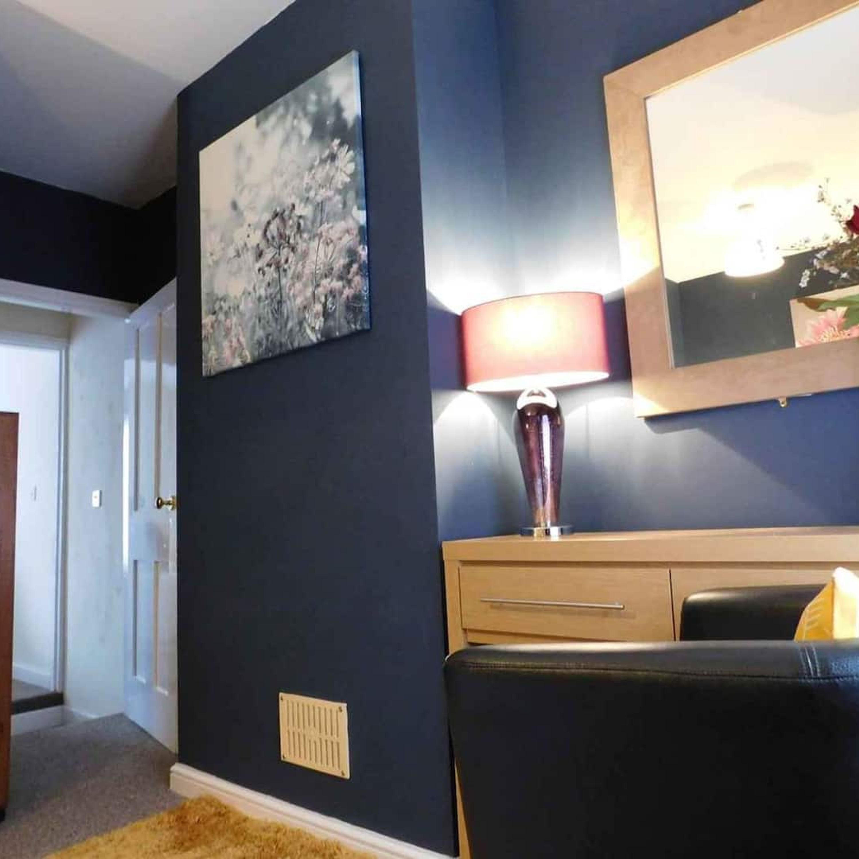 House | 3 bedrooms, desk