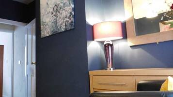 House | 3 bedrooms, desk