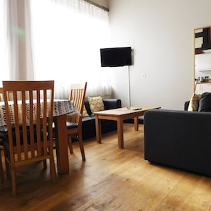 House | 1 bedroom, desk