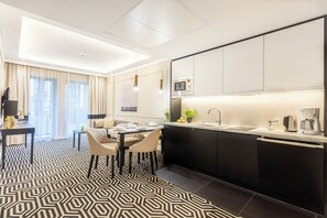 Kylskåp, mikrovågsugn, spishäll och diskmaskin