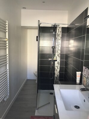 Douche, sèche-cheveux, serviettes fournies, savon