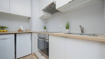 Estudio, cocina | Cocina privada | Horno, lavavajillas, cafetera y tetera y tetera eléctrica