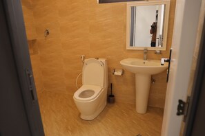 Deluxe Single Room, Balcony, City View | Bathroom | Shower, rainfall showerhead, towels