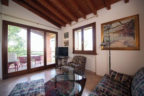 Comfort-huoneisto | Oleskelualue | 50–tuumainen televisio, jossa digitaalikanavat