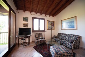 Comfort Apartment | Living area | 50-inch TV with digital channels - Appartamento ai Vigneti (Sirmione)