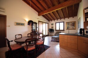 Comfort Apartment | Private kitchen | Fridge, microwave, oven, stovetop - Appartamento ai Vigneti (Sirmione)