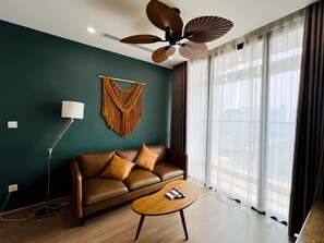 Deluxe appartement, 2 slaapkamers, uitzicht op de stad | Woonkamer | Flatscreentelevisie, een open haard, Netflix en streamingdiensten