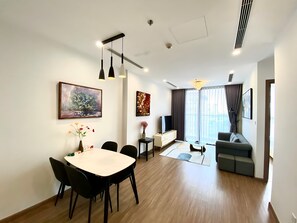 Standaard appartement, 1 slaapkamer, uitzicht op de stad | Woonruimte | Flatscreentelevisie, een open haard, Netflix en streamingdiensten