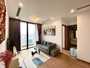 Căn hộ Tiêu chuẩn, 1 phòng ngủ, quang cảnh thành phố | Phòng khách | TV màn hình phẳng 60-inch có truyền hình cáp, lò sưởi, Netflix 