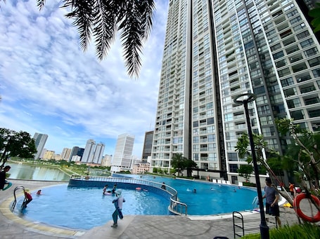 Una piscina al aire libre de temporada