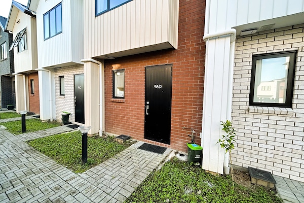 Main Entrance & Front Yard