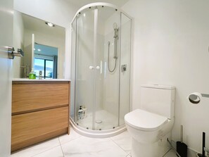 Een douche, een haardroger, handdoeken, zeep