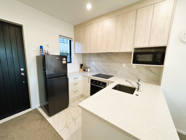 Kylskåp, mikrovågsugn, ugn och spishäll