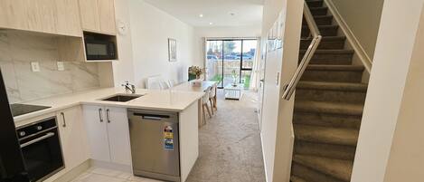 Refrigerador, microondas, horno y parrilla de estufa