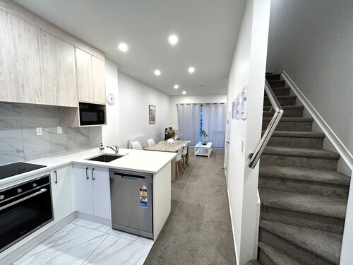 Entire Modern 2-Bedroom Townhouse, 10 min to Airport/Sylvia Park