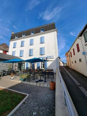 Front of property - Hotel de la poste (Alos-Sibas-Abense)