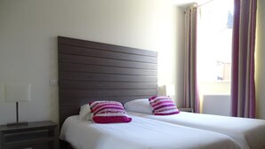 Desk, laptop workspace, WiFi (free) - Hotel de la poste (Alos-Sibas-Abense)