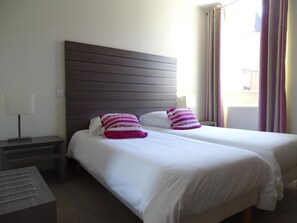 Een bureau, een laptopwerkplek, gratis wifi