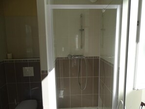 Een douche, een haardroger, handdoeken, zeep