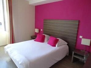 Een bureau, een laptopwerkplek, gratis wifi