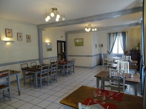 20 restaurantes; se sirven desayunos, almuerzos y cocina francesa