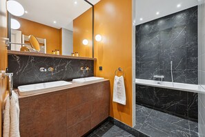 Een douche, een haardroger, handdoeken