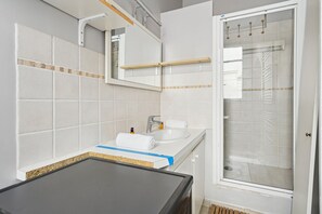 Dusche, Haartrockner, Handtücher