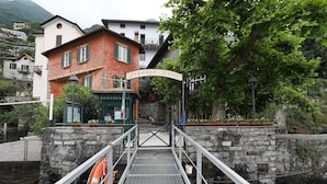 Un puente de piedra que conduce a un edificio con un letrero que dice 'Regina Garte'.