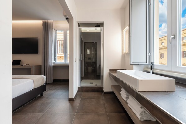 Superior Room, City View | Bathroom | Shower, rainfall showerhead, hair dryer, bidet - The Point Suites Rome – Guest House (Rome)