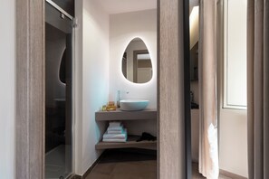 Suite | Bathroom | Shower, rainfall showerhead, hair dryer, bidet - The Point Suites Rome – Guest House (Rome)