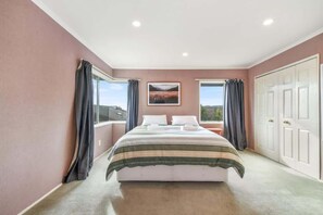 5 bedrooms, iron/ironing board, WiFi, bed sheets - Rotorua Vistas | Large Hilltop Home with Views (Rotorua)
