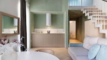 Penthouse Cao cấp, 2 phòng ngủ, ban công, quang cảnh thành phố | Khu phòng khách | Smart TV
