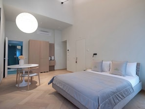 Luxury-Penthouse, 2 Schlafzimmer, Balkon, Stadtblick | Hochwertige Bettwaren, Daunenbettdecken, Pillowtop-Betten, Minibar