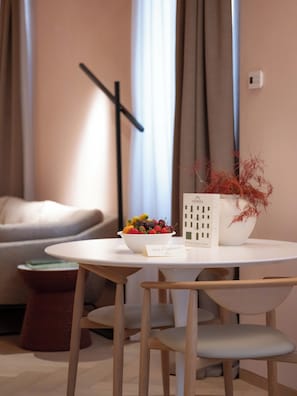 Luxury-Studiosuite, Balkon | Wohnbereich | Smart-TV